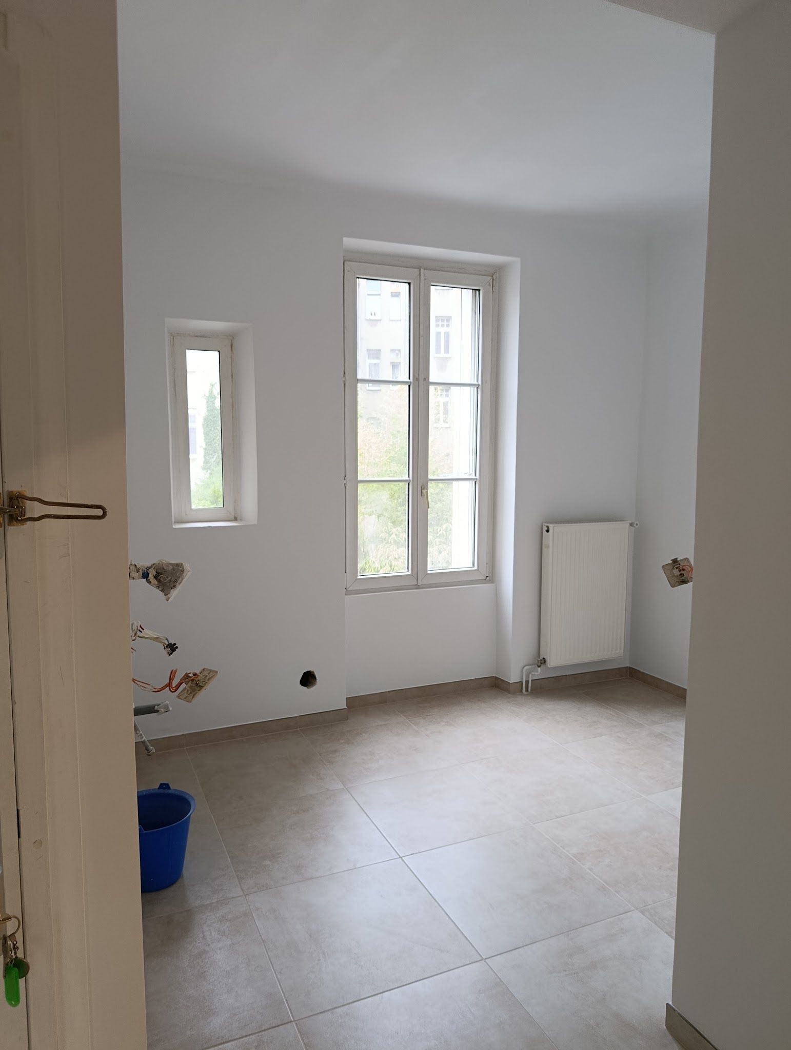 La même pièce terminée, murs blancs