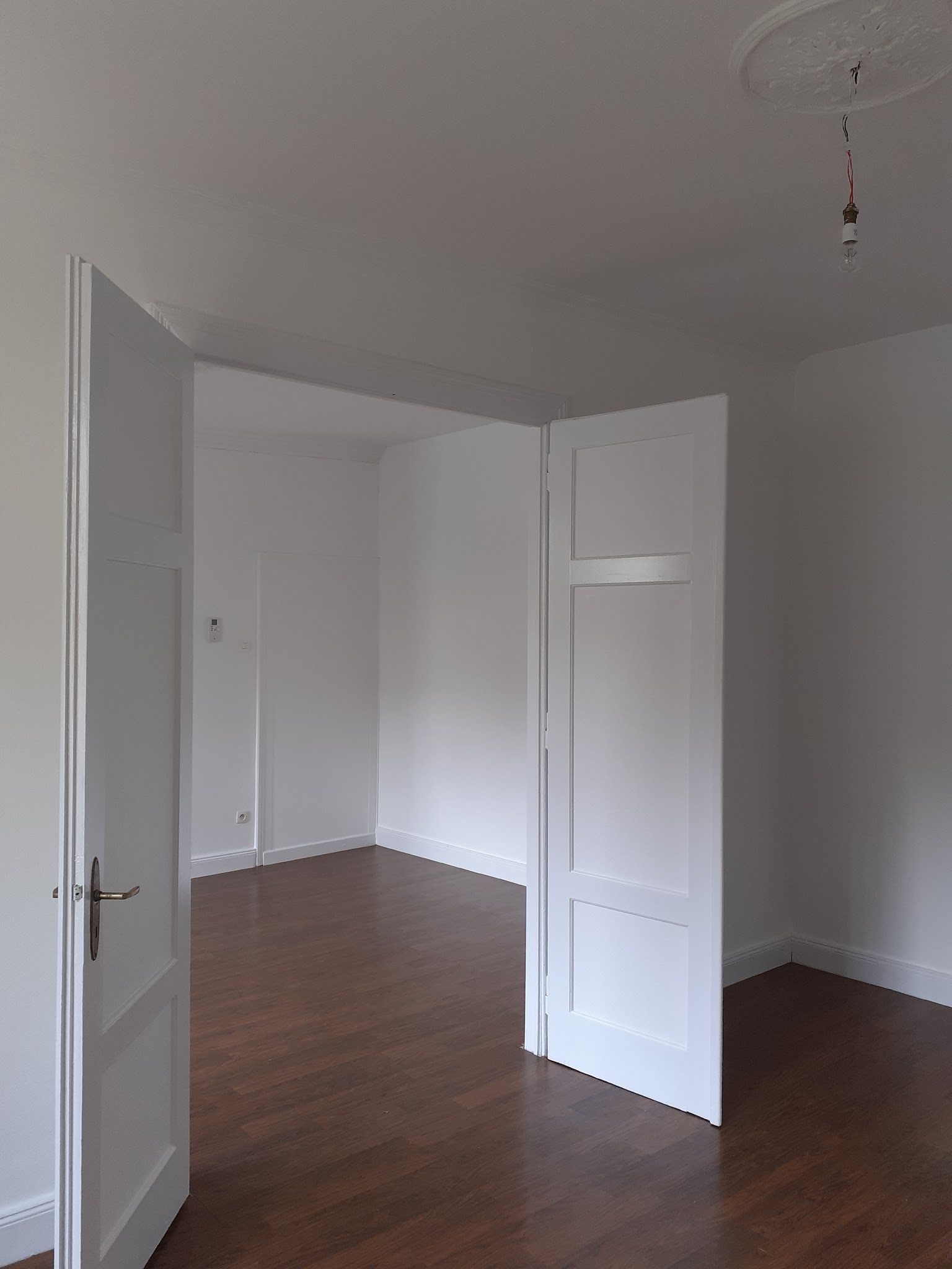 Pièce terminée, portes blanches et parquet foncé